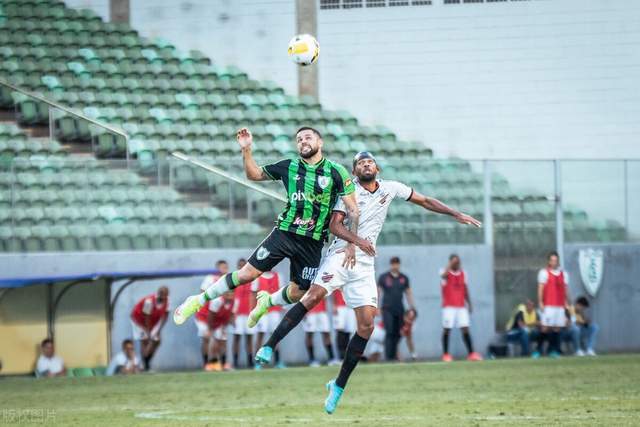 意甲-吉鲁传射约维奇破门 AC米兰3-2弗罗西诺内