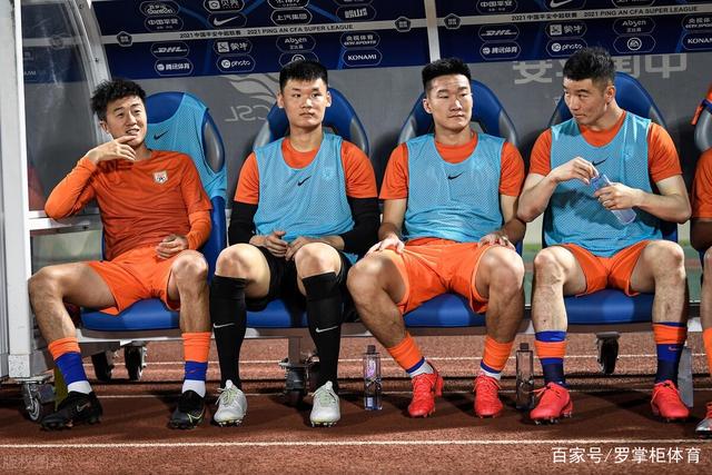 梅西魅力太大:球童崇拜并飞吻 球员换到球衣就穿